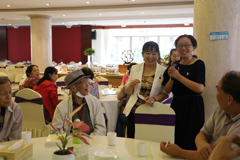 张书记为老同志们送上真挚的祝福.jpg