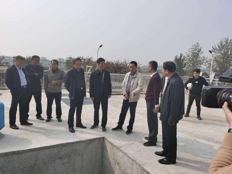 考察施工现场.png