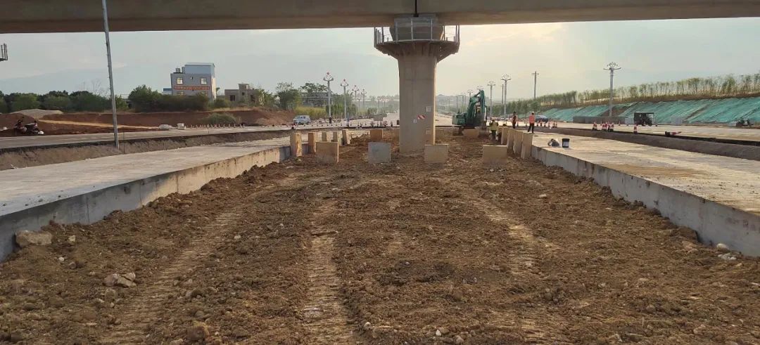 2022-11-15-滇南中心城市群现代有轨电车示范线项目M1支线涉铁段工程顺利完工。.jpg