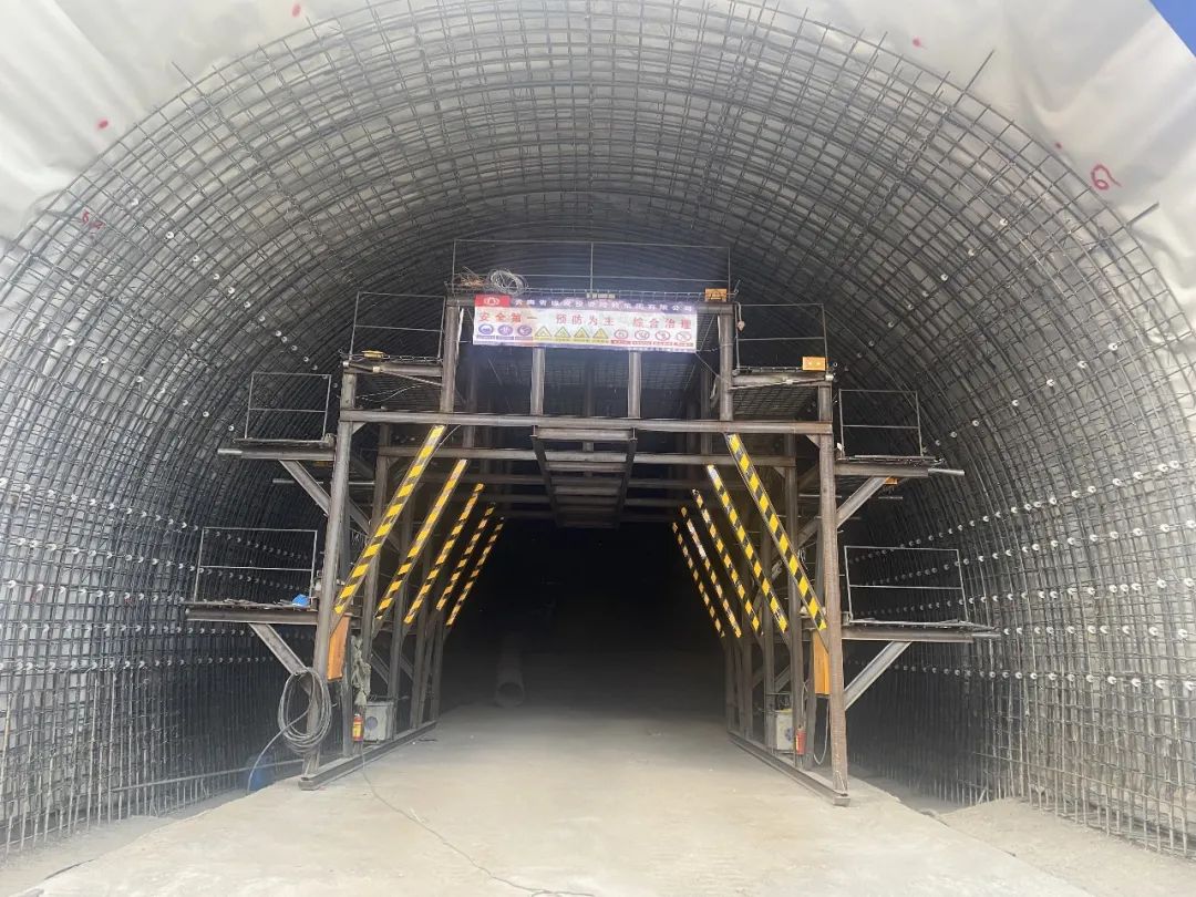 2023-2-27-宾鹤高速黄坪3号隧道首模二衬顺利完成浇筑.jpg