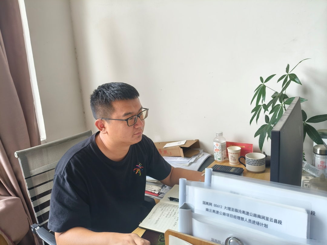 1765415757767002.jpg 南云项目部青年在开展计量工资—郭李强 (2).jpg